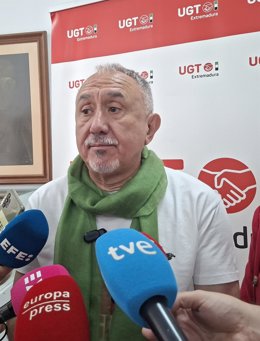 El secretario general de UGT, Pepe Álvarez, en declaraciones a los medios en Mérida con motivo de una jornada formativa sobre Seguridad Social y Jubilación
