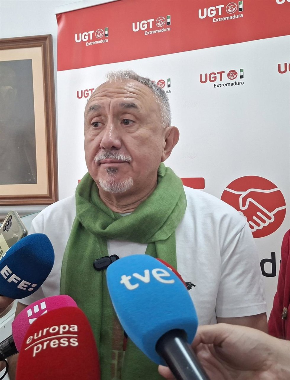 El secretario general de UGT, Pepe Álvarez, en declaraciones a los medios en Mérida con motivo de una jornada formativa sobre Seguridad Social y Jubilación