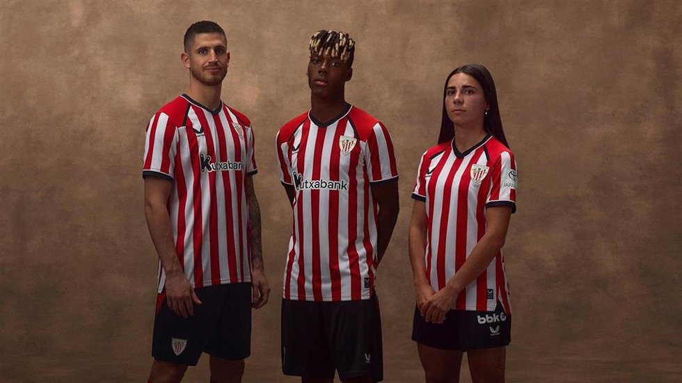Los jugadores Oihan Sancet y Nico Williams y la jugadora Ane Elexpuru posando con la nueva camiseta del Athletic Club.