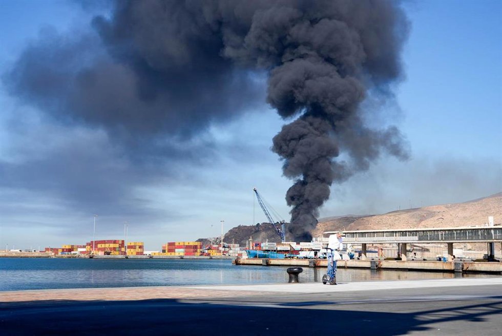 Incendio declarado en una zona de contenedores del Muelle de Pechina del Puerto de Almería.