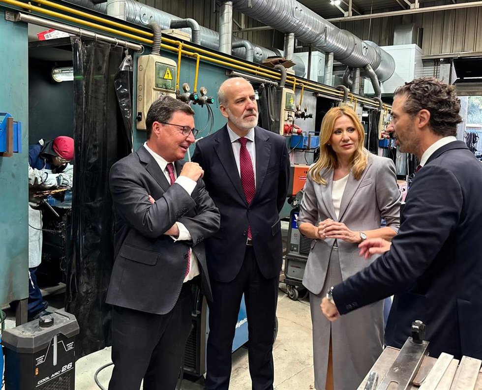 La consejera Marisa López Aragón, dialoga con el presidente de Fremm, Alfonso Hernández; el consejero de Economía, Empleo y Transformación Digital de Extremadura, Guillermo Santamaría; y el presidente de Aspremetal, Francisco Pantín