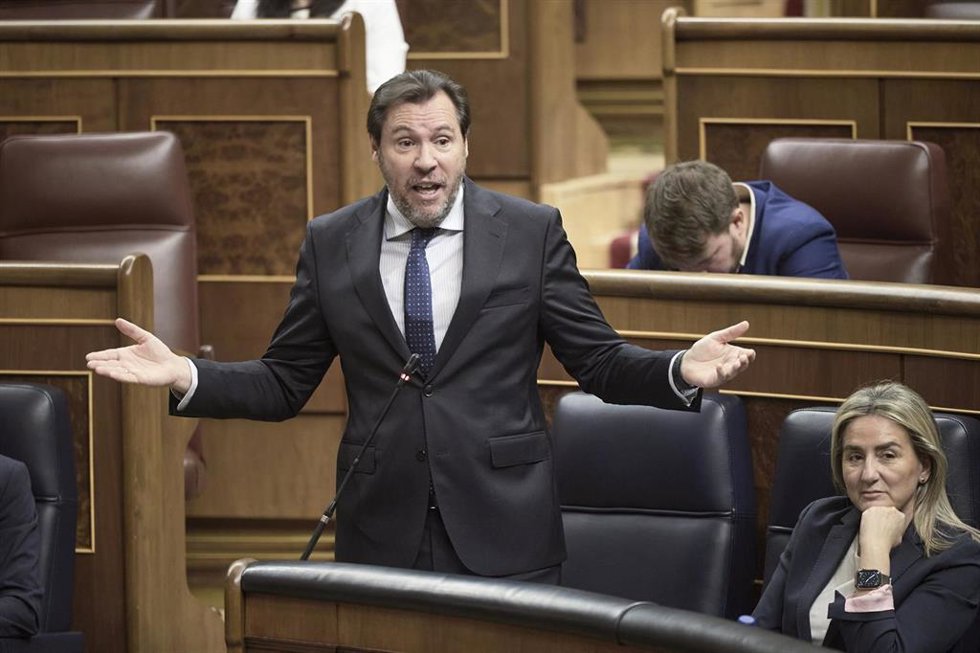 El ministro de Transportes, Óscar Puente, durante una sesión plenaria en el Congreso, a 22 de abril de 2026, en Madrid (España). 