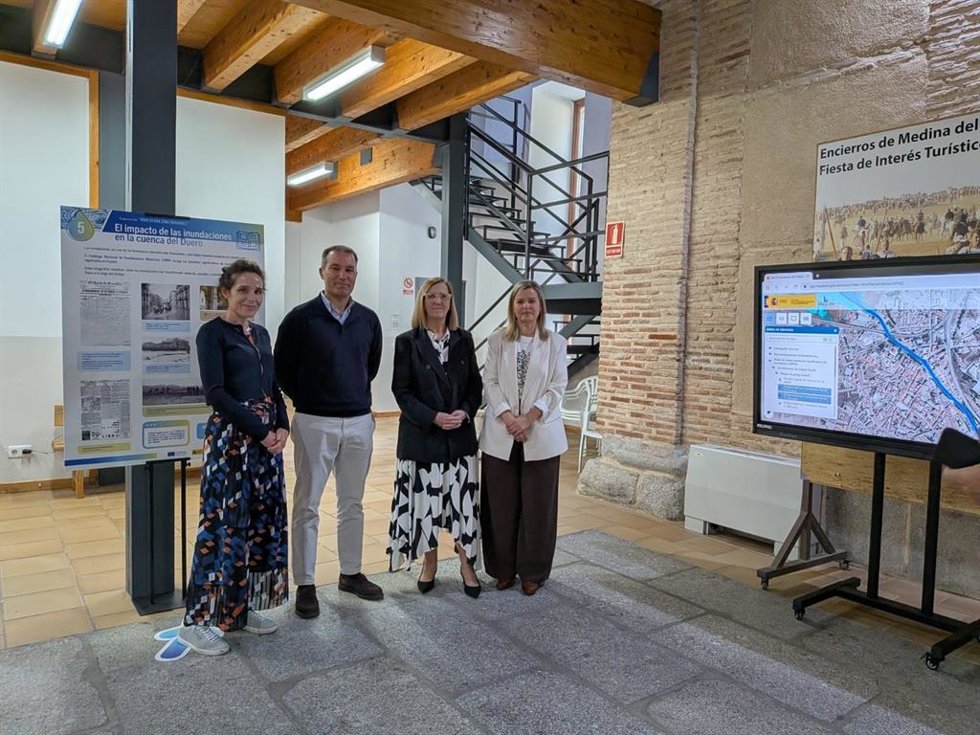 La técnica de la CHD Diana Martín (i), el Comisario de Aguas, Alejandro Cozar, la presidenta de la CHD,  María Jesús Lafuente y la teniente de alcalde del Ayuntamiento de Medina del Campo,  Raquel María Barbado, durante la visita a la exposición.