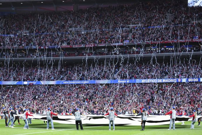 Imagen de los aficionados del Atléitico de Madrid lanzando rollos de papel higiénico antes del partido ante el Arsenal FC de la Liga de Campeones 25-26