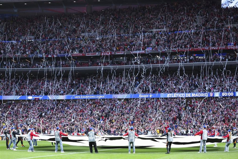 Imagen de los aficionados del Atléitico de Madrid lanzando rollos de papel higiénico antes del partido ante el Arsenal FC de la Liga de Campeones 25-26