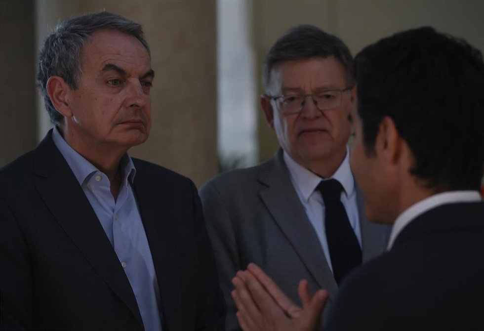 Archivo - El expresident de la Generalitat, Ximo Puig (d), y el expresidente del Gobierno, José Luis Rodríguez Zapatero (i), en imagen de archivo. 