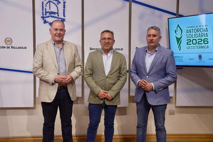 El diputado Alfonso Romo, acompañado por el alcalde de La Cistérniga, Alberto Redondo, y por el delegado de Castila y León de la Asociación Europea contra las Leucodistrofias, Javier Velasco