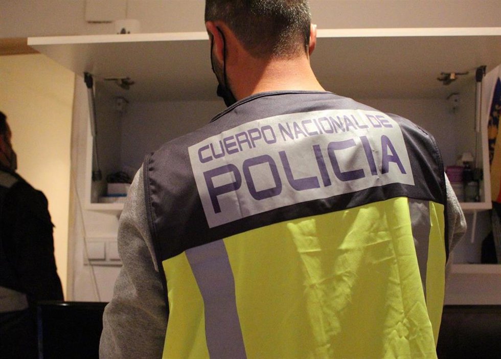 Un agente de Policía Nacional en tareas de investigación