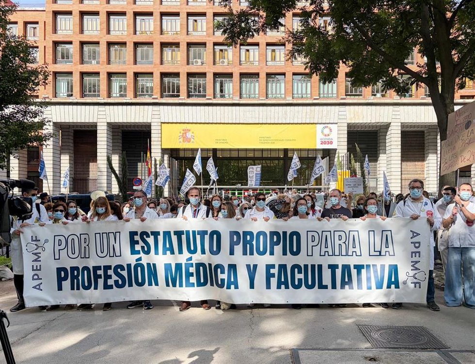 Archivo.- Protesta de médicos ante el Ministerio de Sanidad por un Estatuto Marco propio