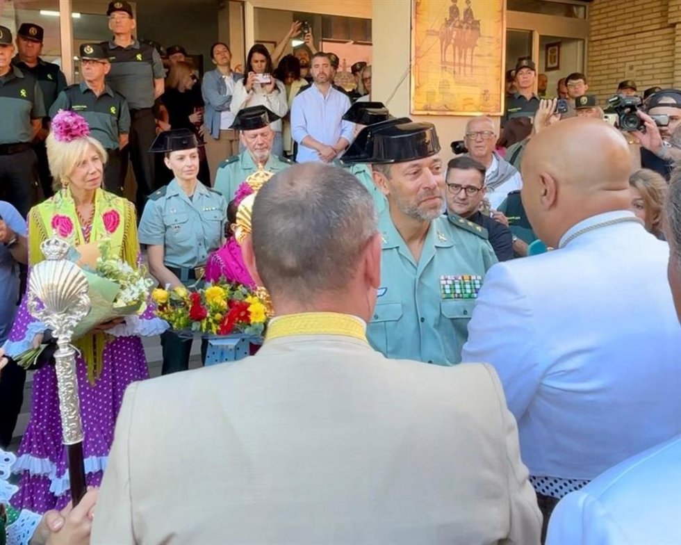 Llegada de la Hermandad de Emigrantes  de Huelva a la Comandancia de la Guardia Civil.