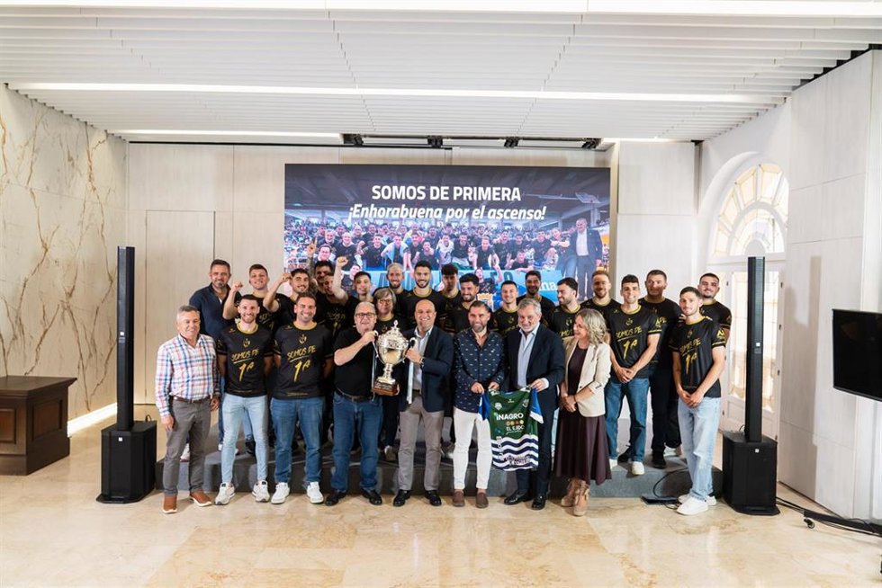 El presidente de la Diputación de Almería, José Antonio García Alcaina, junto a representantes institucionales y miembros del Inagroup El Ejido Futsal durante la recepción al club en el Palacio Provincial.