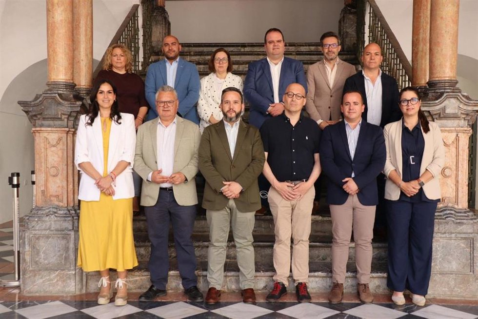 El nuevo portavoz del PSOE en la Diputación, Pepe Álvarez (primera fila, tercero por la izda.), junto a Esteban Morales (segundo) y el resto de diputados socialistas.