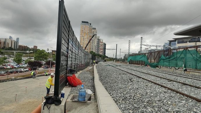 Avanzan los trabajos de conexión de la AV al aeropuerto de Barajas Transportes concluye las obras de plataforma del nuevo acceso de alta velocidad al aeropuerto Madrid-Barajas.