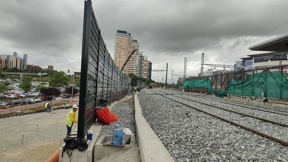 Avanzan los trabajos de conexión de la AV al aeropuerto de Barajas Transportes concluye las obras de plataforma del nuevo acceso de alta velocidad al aeropuerto Madrid-Barajas.