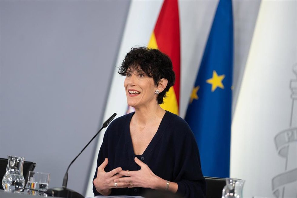 La ministra de Inclusión, Seguridad Social y Migraciones y portavoz del Gobierno, Elma Saiz, interviene durante la rueda de prensa posterior al Consejo de Ministros, a 19 de mayo de 2026, en Madrid (España).