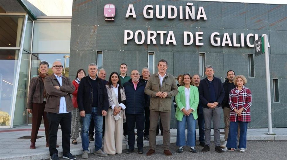 El secretario xeral del PSdeG, José Ramón Gómez Besteiro, en A Guidiña con cargos socialistas tras estrenar el nuevo horario del Alvia que une Lugo y Madrid