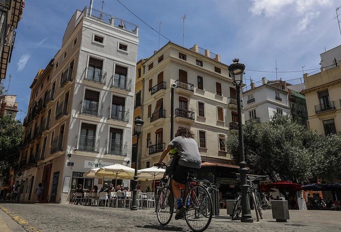 Archivo - Varios turistas recorren la ciudad