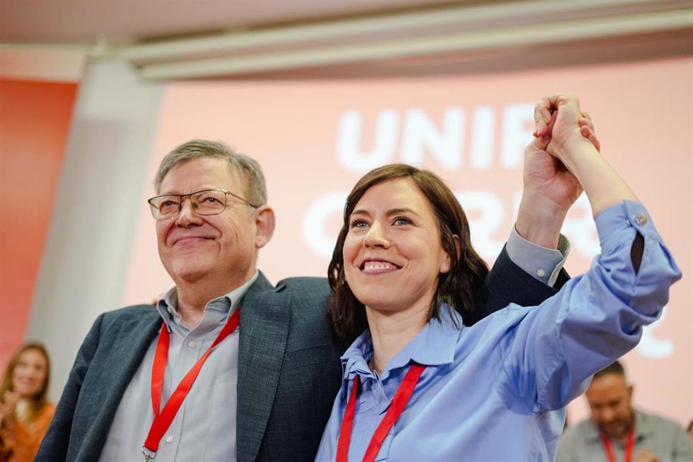 La secretaria general del PSPV-PSOE, Diana Morant (d), y el embajador de España en la OCDE, Ximo Puig (i). 