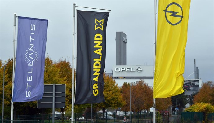 Archivo - FILED - 19 October 2021, Thuringia, Eisenach: FILE PHOTO - "Stellantis", "Grandland X" and the Opel logo are seen on banners in front of the Opel Automobile GmbH Eisenach plant. Photo: Martin Schutt/dpa-Zentralbild/dpa