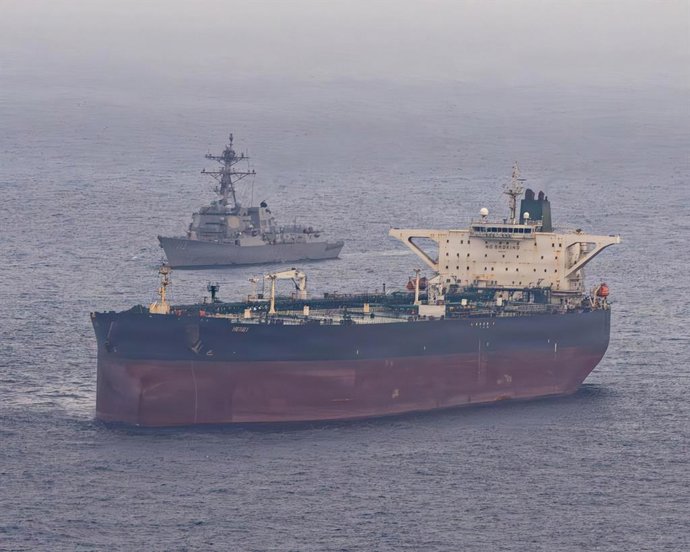 8 de maio de 2026, Mar Arábico, águas internacionais: O contratorpedeiro de mísseis guiados da classe Arleigh Burke da Marinha dos EUA, USS Rafael Peralta, intercepta o petroleiro de bandeira iraniana M/V Herby, fazendo valer o bloqueio marítimo autoprocl