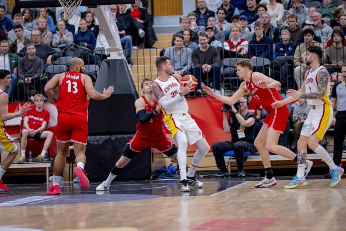 Archivo - Fran Guerra durante el Dinamarca-España de la fase de clasificación para el Mundobasket 2027