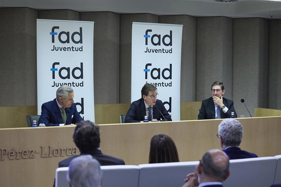 El presidente de Europa Press, Asís Martín de Cabiedes, el alcalde de Madrid, José Luis Martínez-Almeida, y el presidente de Fad Juventud, José Ignacio Goirigolzarri, durante el acto de lanzamiento del 40 aniversario de Fad Juventud.