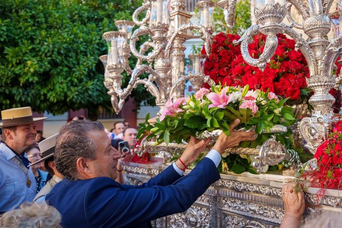 El presidente de la Diputación de Sevilla, Javier Fernández realiza una ofrenda floral al Simpecado de la Hermandad del Rocío de Sevilla.