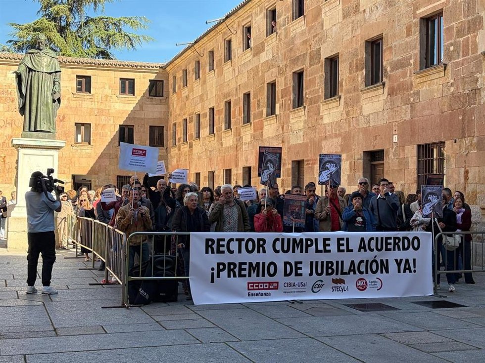 Funcionarios de la USAL reclaman su premio de jubilación en una protesta antes del Honoris Causa a Antonio Huertas.