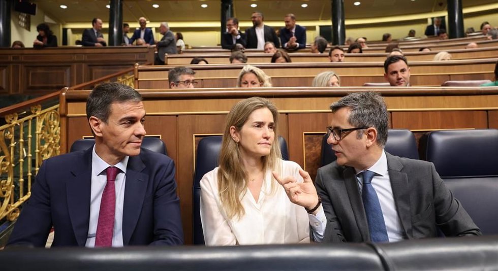 (I-D) El presidente del Gobierno, Pedro Sánchez; la vicepresidenta  tercera y ministra para la Transición Ecológica y el Reto Demográfico, Sara Aagesen, y el ministro de la Presidencia, Justicia y Relaciones con las Cortes, Félix Bolaños, durante una sesi