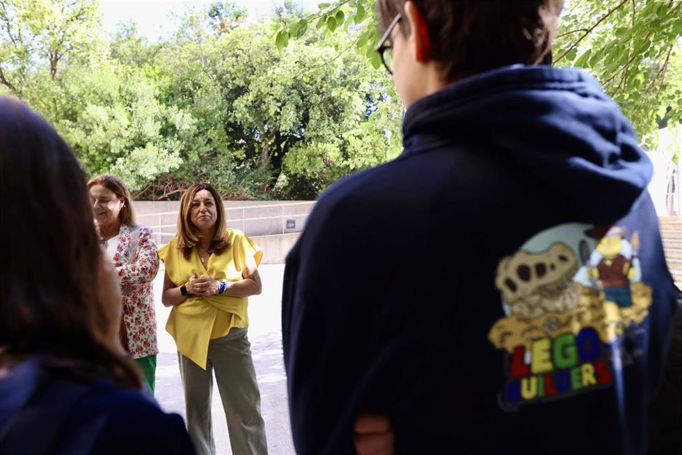 La consejera de Desarrollo Educativo y Formación Profesional en funciones, María del Carmen Castillo, ha recibido a los alumnos de Punta del Verde de Sevilla que participarán en la final internacional de la competición LEGO League en California.