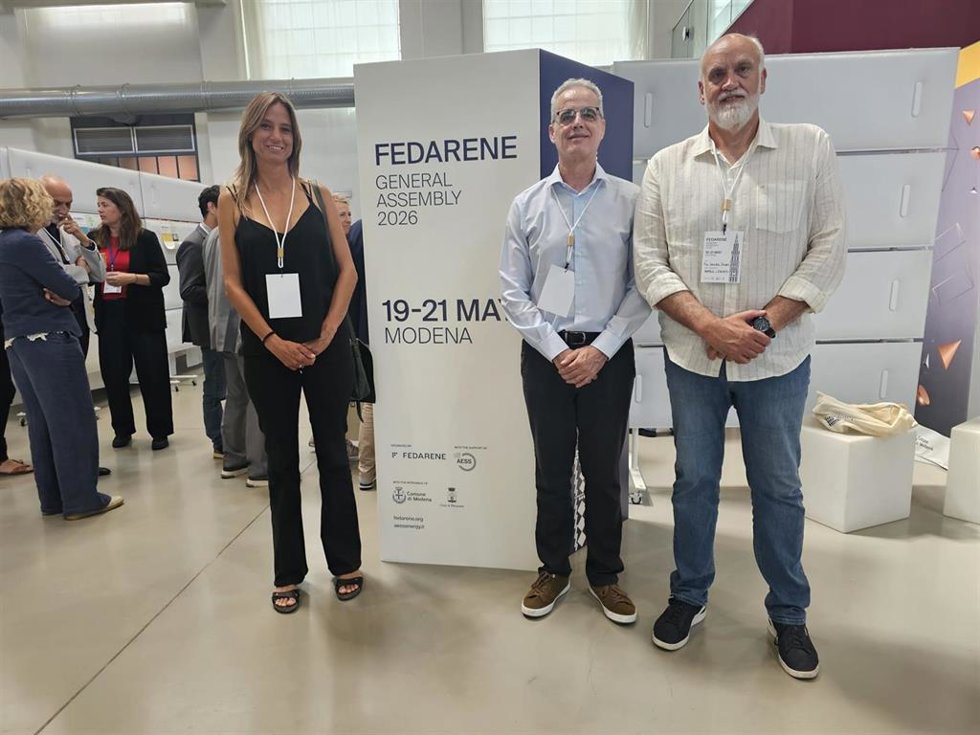 El vicepresidente segundo y responsable del Área de Transición Ecológica de la Diputación, Javier Vidal, junto a la directora del Área, María Teresa Fernández, y el técnico de la Agencia Provincial de la Energía, José María Llaves.
