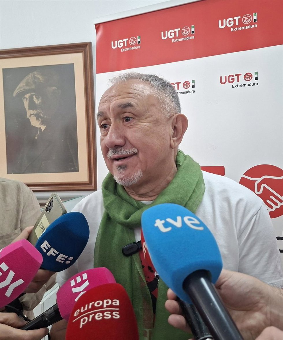 El secretario general de UGT, Pepe Álvarez, en declaraciones a los medios en Mérida con motivo de unas jornadas formativas sobre Seguridad Social y Jubilación