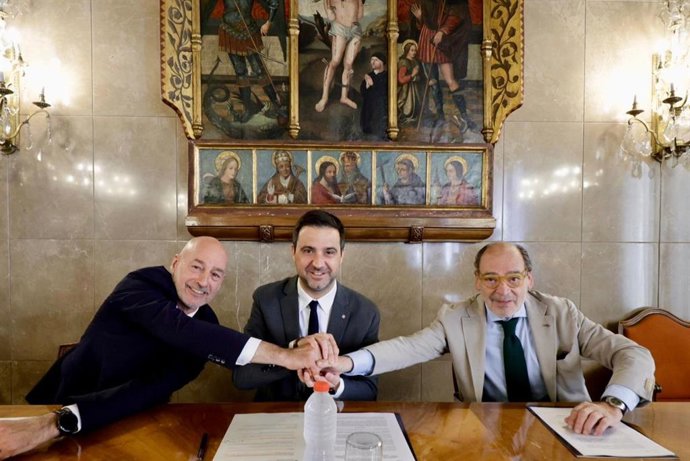 El secretario general de la Conselleria de Empresa y Trabajo, Pol Gibert; el director general adjunto y director territorial de Catalunya de Banco Sabadell, Xavier Comerma, y el presidente de la Fundació per la Indústria, Jordi Casas.