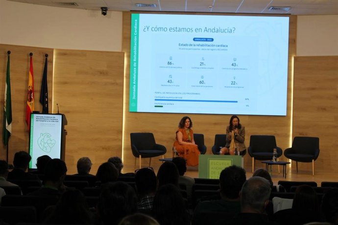 Durante la inauguración institucional, la directora gerente de la EASP, Blanca Botello Díaz, ha destacado la importancia de impulsar espacios de trabajo compartido entre profesionales y pacientes para mejorar la atención cardiovascular en Andalucía