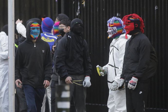 Santiago 19 agosto 2022 Alumnos del instituto nacional protestan frente al establecimiento educacional y jóvenes de overoles blancos lanzan molotov a la calle y carabineros Juan Eduardo Lopez/atonchile