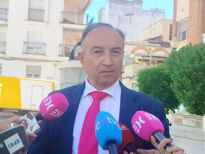 El Consejero De Cultura, Turismo Y Deportes, Laureano León, Comparece Ante Los Medios En El Patio De La Asamblea De Extremadura.