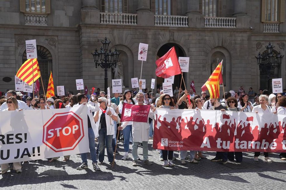 Médicos concentrados en la plaza Sant Jaume de Barcelona.