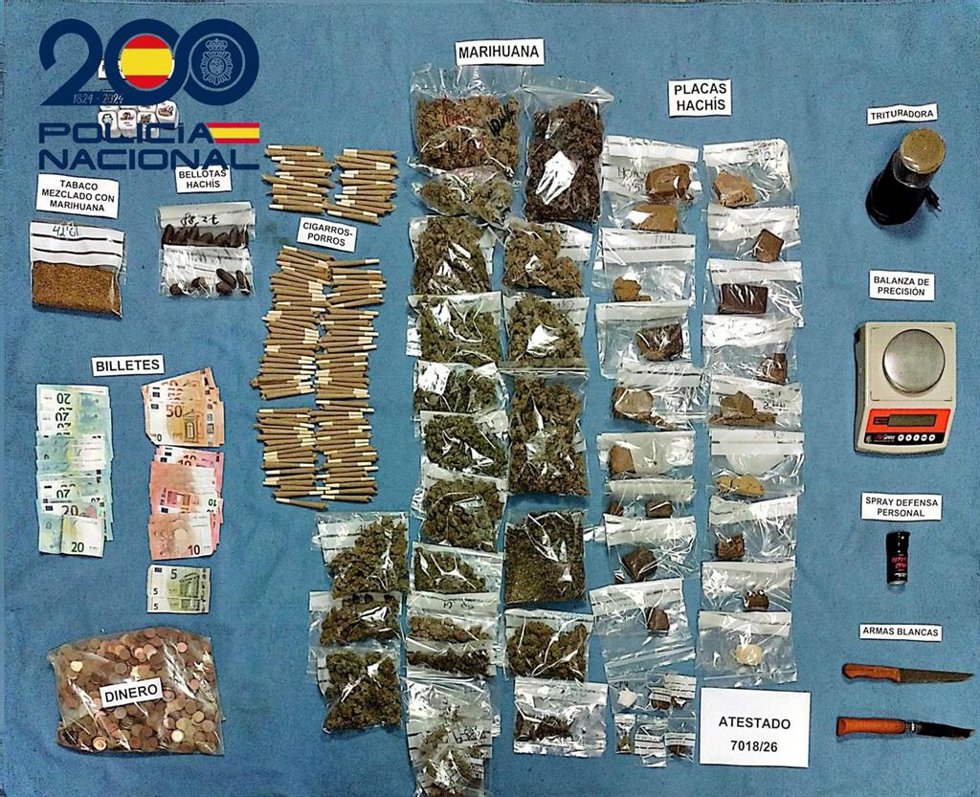 Sustancias intervenidas durante el desmantelamiento de un punto de venta de droga en Huelva.