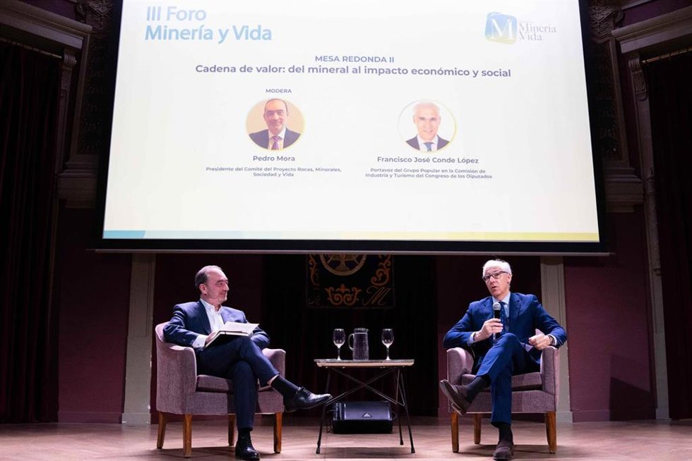El presidente del Comité del Proyecto Rocas, Minerales, Sociedad y Vida, Pedro Mora, y el Portavoz del Grupo Popular en la Comisión de Industria y Turismo del Congreso de los Diputados, Francisco José Conde López, en una mesa redonda.