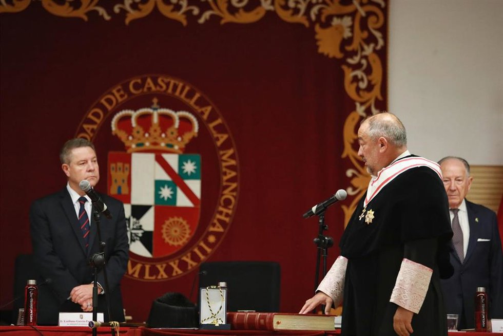 Archivo - El presidente de Castilla-La Mancha, Emiliano García-Page, y el nuevo rector de la Universidad de Castilla-La Mancha (UCLM), José Julián Garde.
