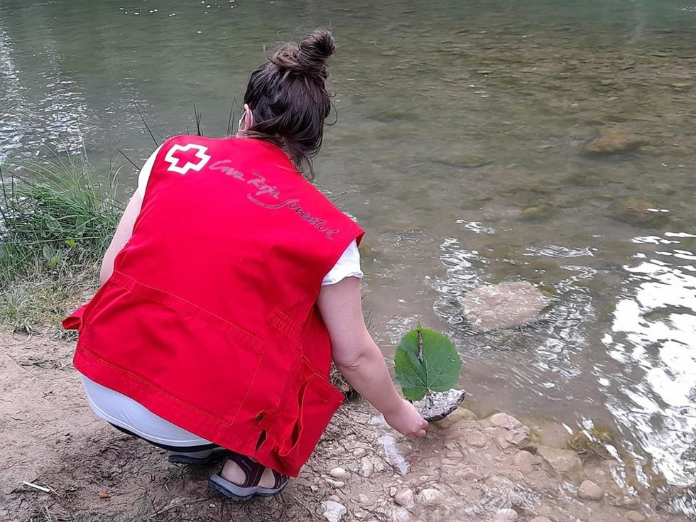 Archivo - Voluntaria de Cruz Roja.