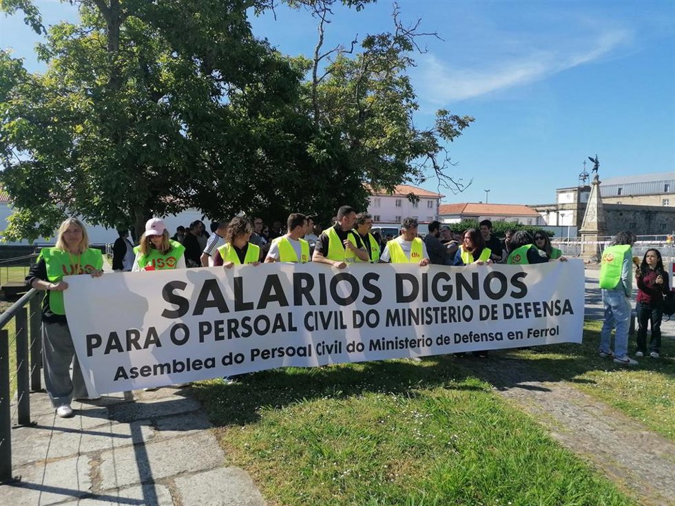 El personal civil de Defensa se manifiesta en Ferrol para exigir una subida salarial de 300 euros mensuales