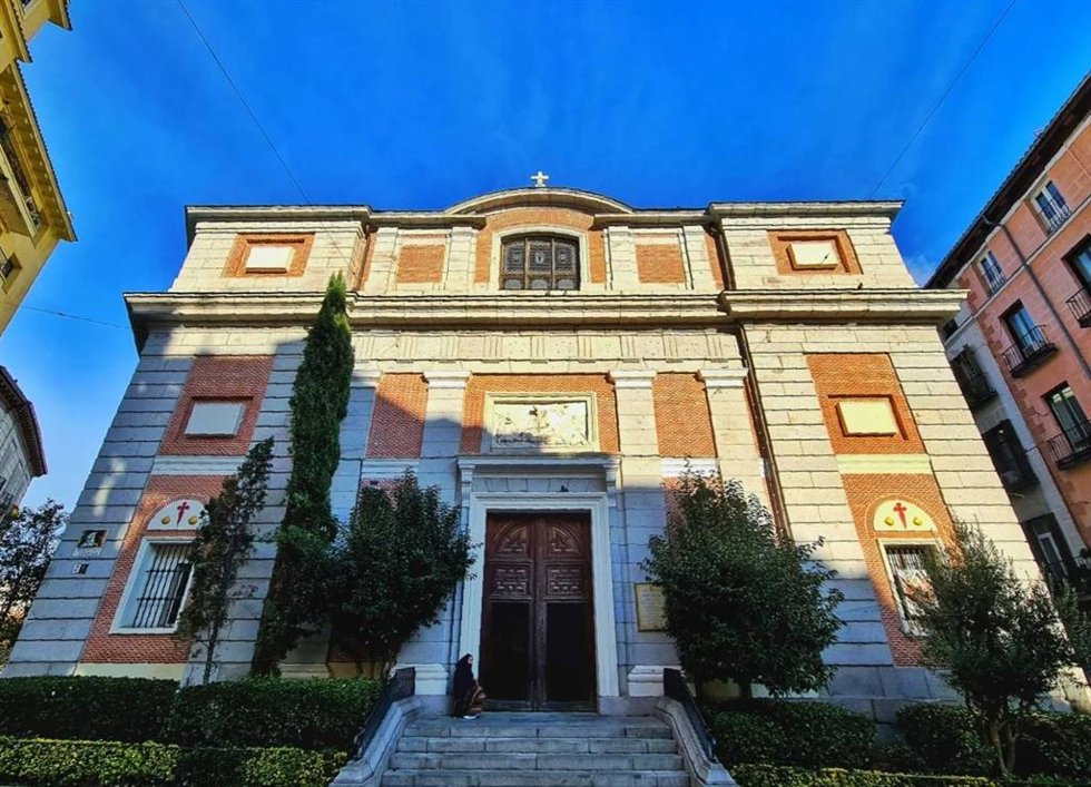 Pórtico de la iglesia parroquial de Santiago y San Juan Bautista en Madrid