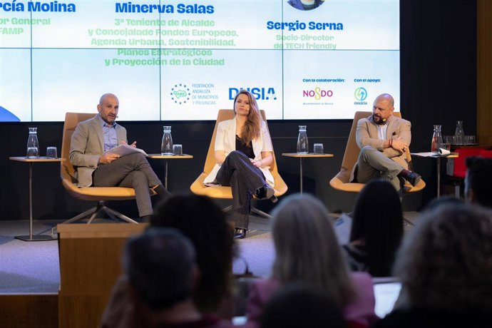 Imagen de la delegada de Fondos Europeos del Ayuntamiento de Sevilla, Minerva Salas, durante el segundo encuentro de trabajo de la Red EDIL Andalucía celebrado en la capital Hispalense.