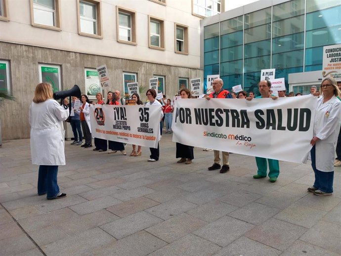 Los médicos riojanos siguen firmes en la huelga: "Los ánimos suben y bajan pero nuestra convicción es fuerte, no pararemos"