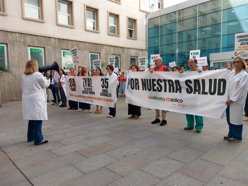 Los médicos riojanos siguen firmes en la huelga: "Los ánimos suben y bajan pero nuestra convicción es fuerte, no pararemos"