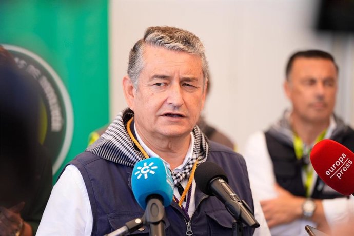 El consejero de Sanidad, Presidencia y Emergencias en funciones, Antonio Sanz, informa sobre el Programa de Vigilancia y Control del virus del Nilo Occidental (VNO) en Andalucía en una atención a medios en Sanlúcar de Barrameda (Cádiz)