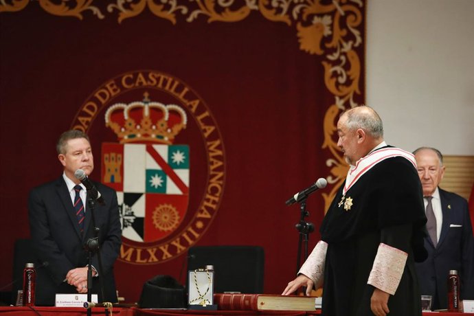 Archivo - Arquivo - O presidente de Castela-La Mancha, Emiliano García-Page, e o novo reitor da Universidade de Castela-La Mancha (UCLM), José Julián Garde, durante a cerimônia de posse, no Campus da Fábrica de Armas da Universidade de Castela-