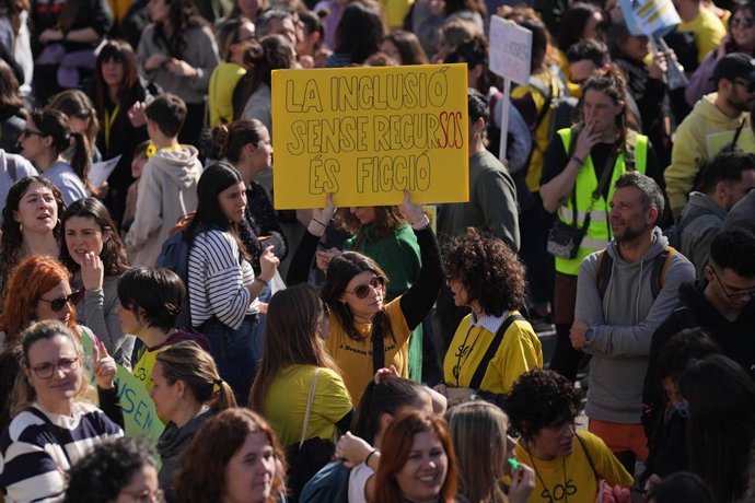 Archivo - Una manifestació dels docents