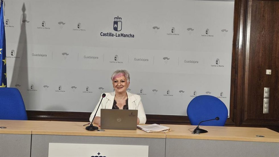 La delegada de la Junta en la provincia de Guadalajara, Rosa María García, en rueda de prensa.